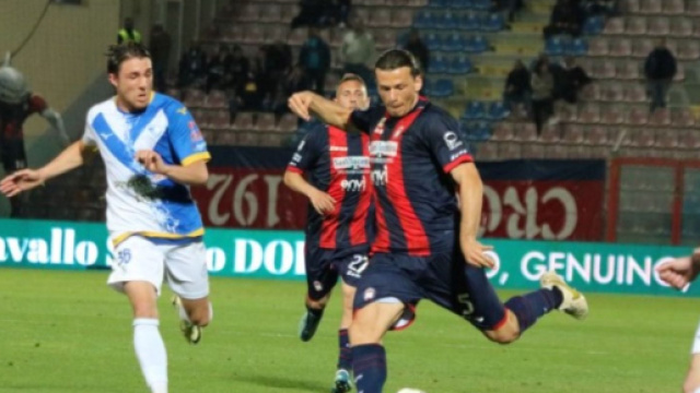 Il difensore del Crotone, Davide Bove - &copy; FcCrotone