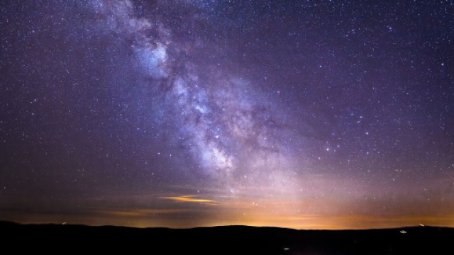 Cielo stellato sulle colline - &copy; Pixabay.