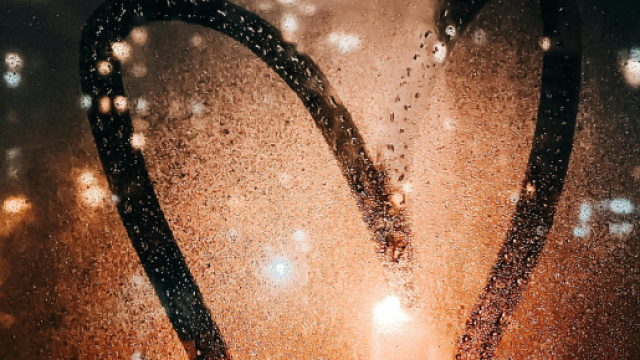 Cuore disegnato su un vetro - &copy; Pexels.com.