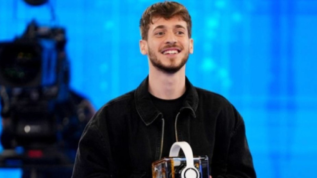 Holden con il premio delle radio &copy; Instagram Amici.