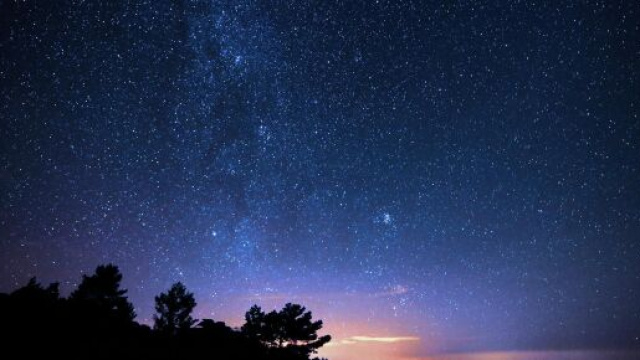 Panorama con cielo stellato di notte - &copy; Pexels.