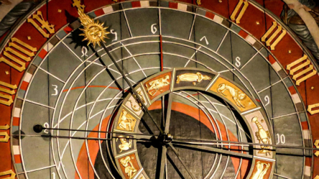 Orologio con segni zodiacali - &copy; Pexels.com.