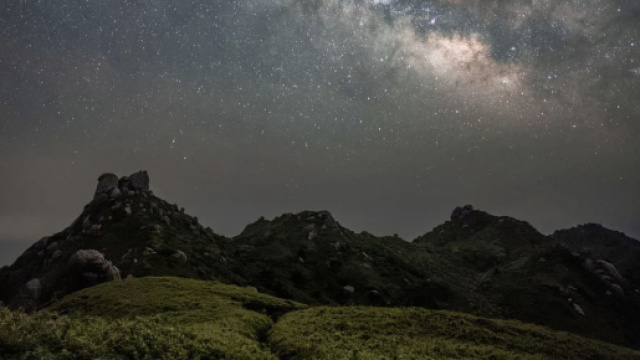 Cielo stellato su paesaggio incontaminato - &copy; Pixabay.