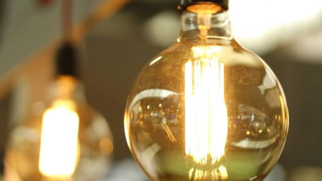 Una lampadina accesa, immagine di &copy; Pexels