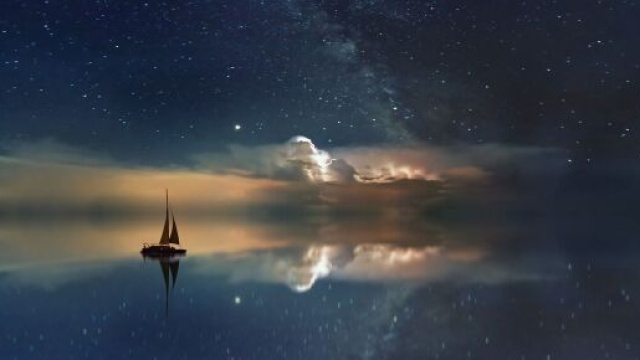 Cielo stellato su uno specchio d'acqua - &copy; Pixabay.