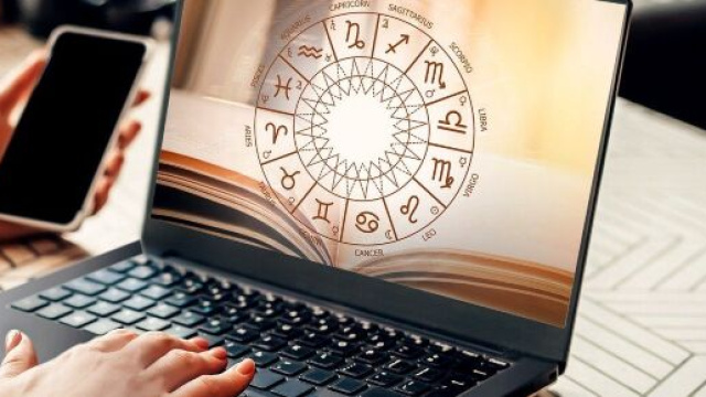 Computer con oroscopo - &copy; Pixabay.