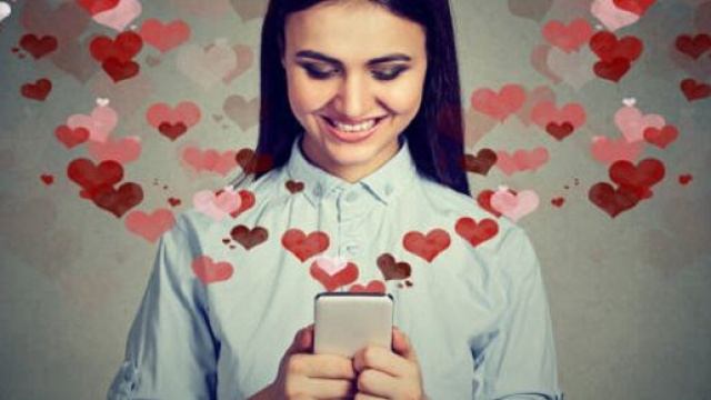 Una ragazza innamorata al telefono (&copy; pixabay.com)