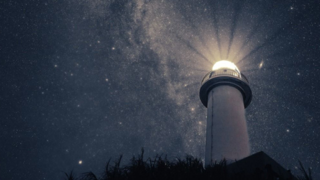 Un faro che illumina il cielo - &copy; Pixabay.