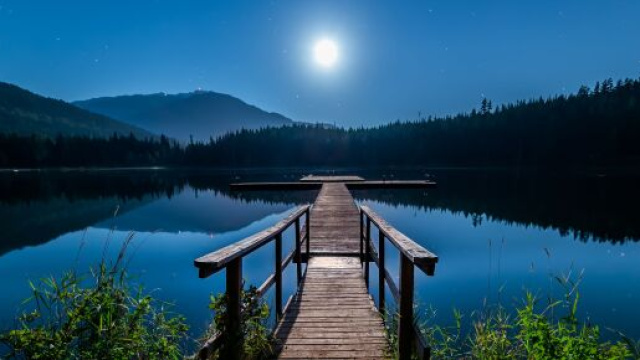 Luna e ponte di legno @ Wikimedia commons