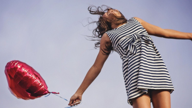 Donna felice con palloncino rosso - &copy; Pixbay