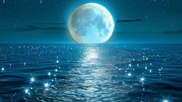 Immagine della Luna che illumina l'oceano &copy; Pixabay.