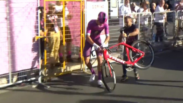 Jonathan Milan riparte dopo il cambio di bici - Screenshot &copy; Eurosport