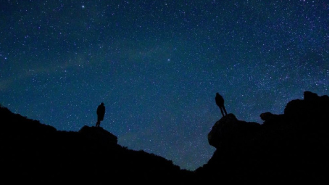 Persone sotto un cielo stellato - &copy; Pixabay