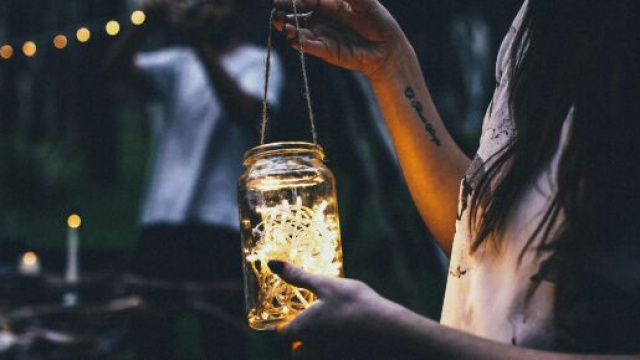 Ragazza che tiene in mano un barattolo con luci - &copy; Pexels