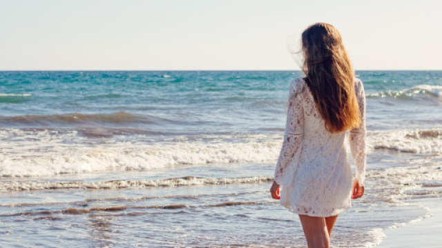 Una donna in riva al mare in estate &copy; Pixabay