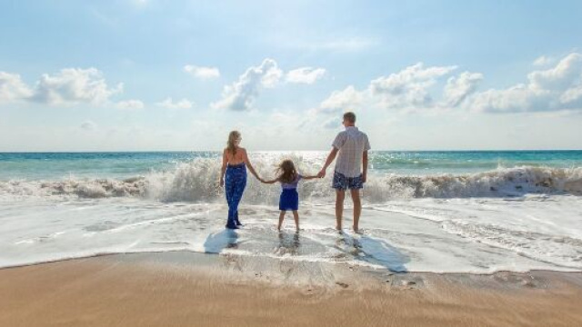 Una famiglia al mare &copy; Pixabay.