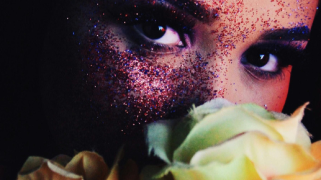 Primo piano di occhi di donna con rosa - &copy; Pexels