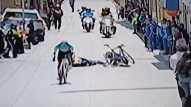 Caduta alla Vuelta Bantrab &ndash; Screenshot &copy; Canal 11