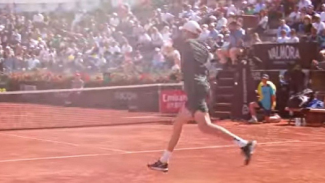 Jannik Sinner agli Internazionali di Roma, screenshot &copy; Sky Sport.