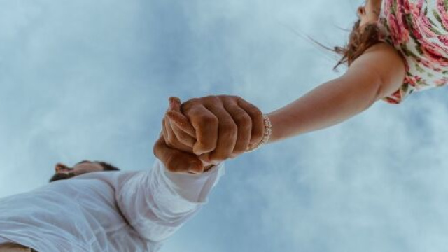 Due innamorati che si tengono per mano &copy; Pixabay.