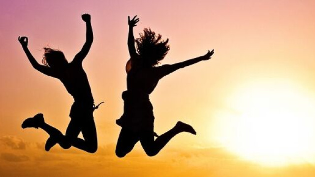 Due ragazze felici - Immagine di &copy; Pixabay.