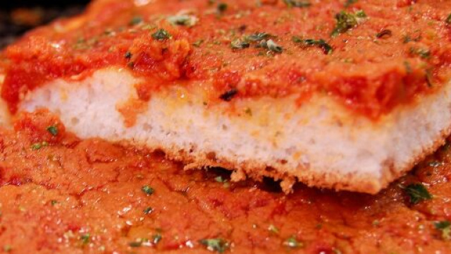 Sfincione palermitano &copy;Wikimedia Commons.