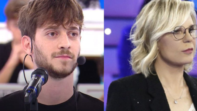 L'allievo Holden e Maria De Filippi - screenshot Amici &copy; Canale 5.