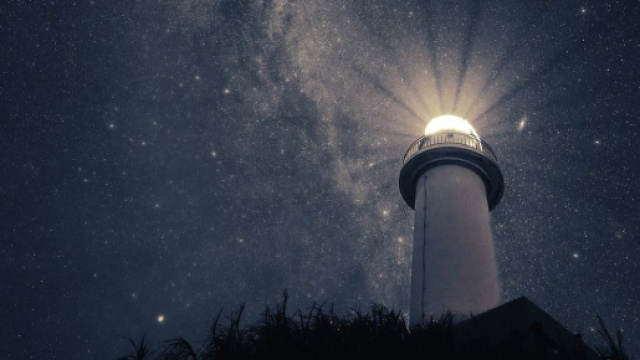Faro che illumina la notte - &copy; Pixabay.