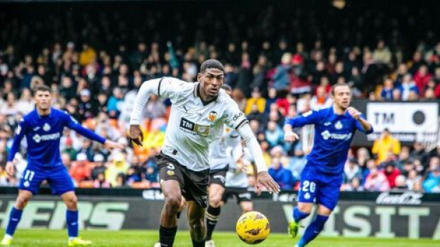 Mosquera con la maglia del Valencia - Instagram Ufficiale Mosquera &copy;