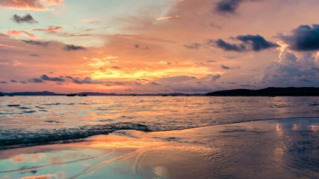 Spiaggia al tramonto - &copy;Pexels