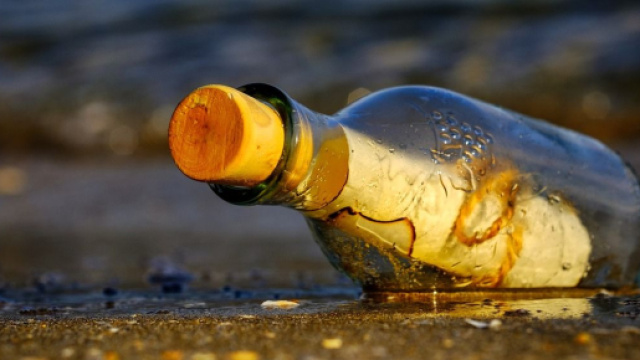 Messaggio in bottiglia &copy; Pixabay.