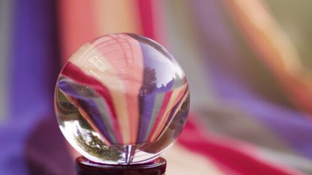 Sfera di cristallo &copy; Immagine di Pixabay.