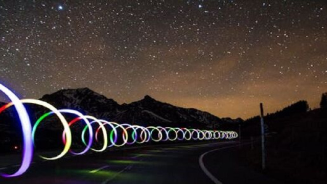 Una strada e un cielo stellato (&copy;pexels.com)