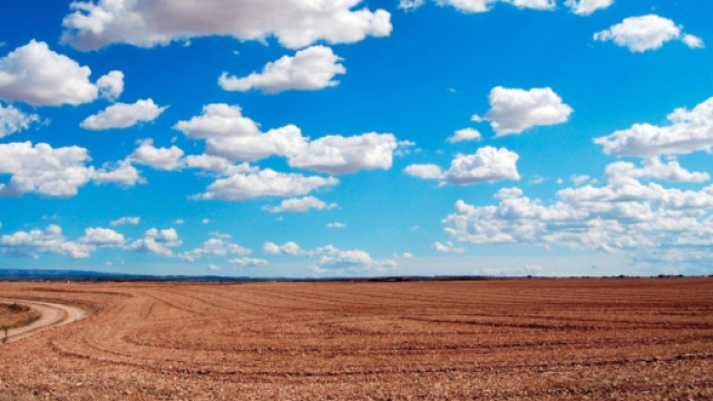 Campo e cielo con nuvole &copy; Pexels.com