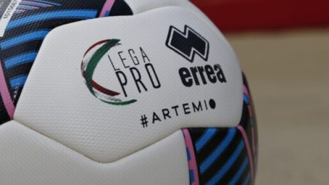Un pallone con il logo della Serie C &copy; Lega Pro