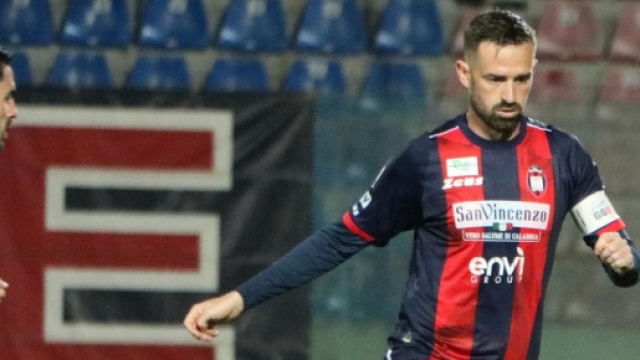 Guillaume Gigliotti con la maglia del Crotone &copy; Instagram