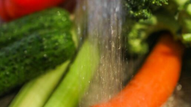 Il lavaggio delle verdure, un passaggio necessario per preparare la giardiniera &copy; pexels.com