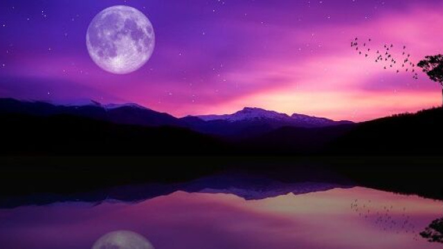 Cielo rosa con luna piena &copy; Pixabay