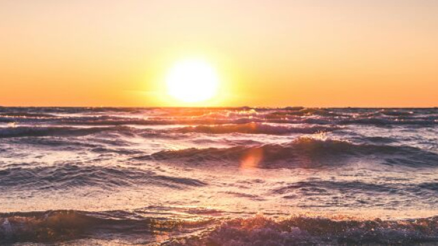 Tramonto sul mare in estate - &copy; Pexels.com.