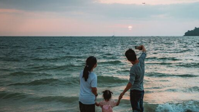 Una famiglia al mare &copy; Pixabay.