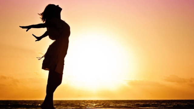Figura femminile con tramonto sul mare - &copy; Foto Pixabay