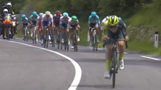 Johannes Kulset rientra in gruppo - Screenshot &copy; Eurosport