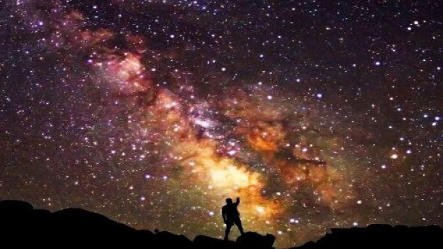 Un osservatore in una notte stellata (&copy; Pixabay)