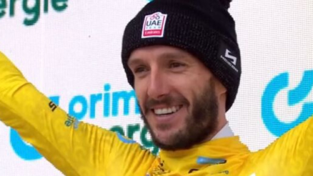 Adam Yates sul podio del Giro di Svizzera - Screenshot &copy; Eurosport