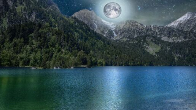 Montagne e luna &copy; Immagine di Pixabay