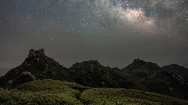 Cielo stellato su montagne di roccia - &copy; Pixabay.