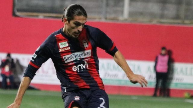 Federico Papini con la maglia del Crotone - &copy; FcCrotone / Facebook