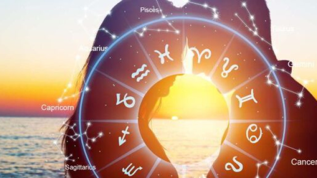 La ruota dello zodiaco e due innamorati (&copy; Pixabay).
