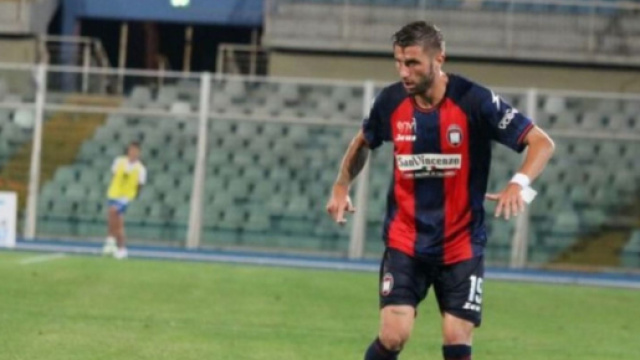 Tribuzzi con la maglia del Crotone - &copy; Instagram / Alessio Tribuzzi
