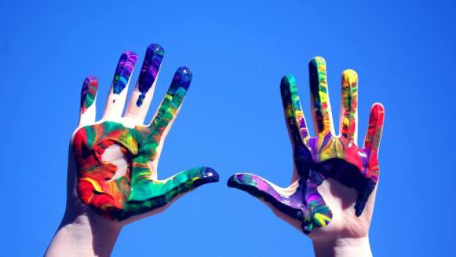 Delle mani ricoperte di vernice (&copy; Pexels)